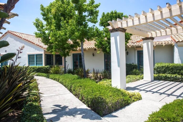 Exterior entry way of AMFM Mental health facility.