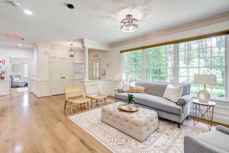 lounge at amfm mental health treatment in Fairfax Station, VA