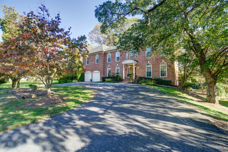 exterior entrance to AMFM Mental Health Treatment center in vienna, va