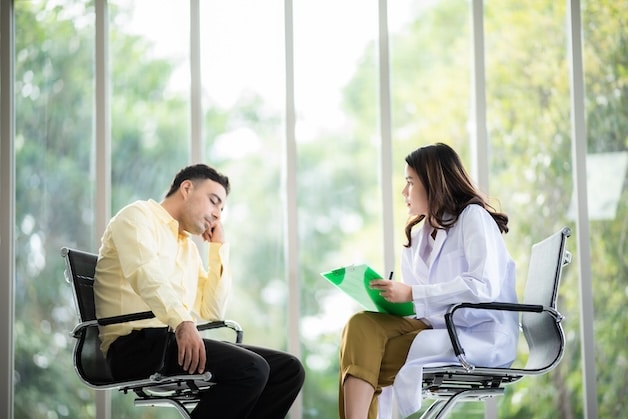 doctor and patient talking to eachother during an appointment.