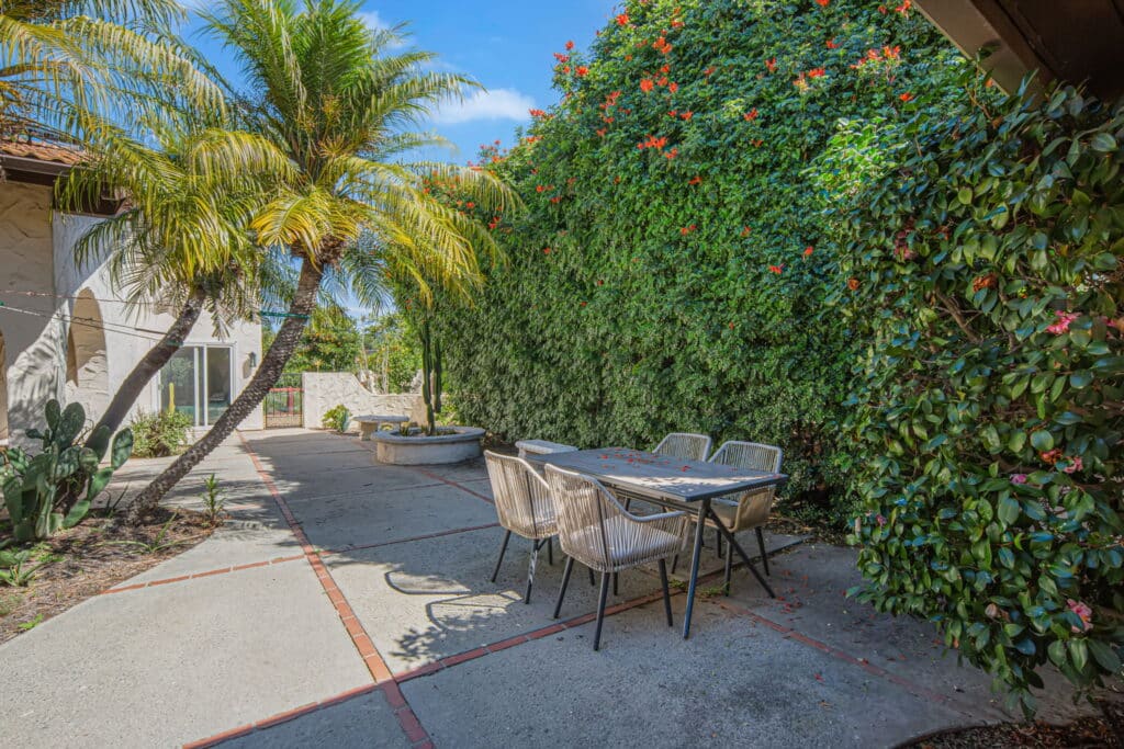 outdoor patio at amfm mental health treatment in fallbrook, ca. Male only treatment location.