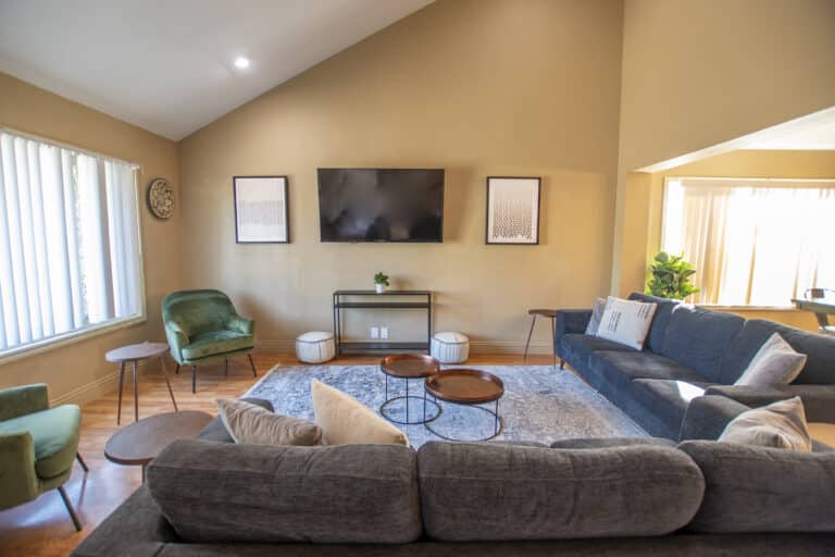 tv room at amfm mental health treatment, female specific house in san juan capistrano