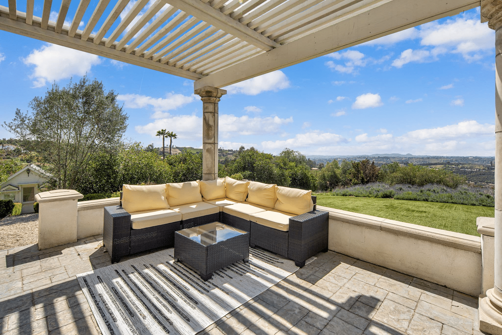 A peaceful patio setting at AMFM treatment facility.