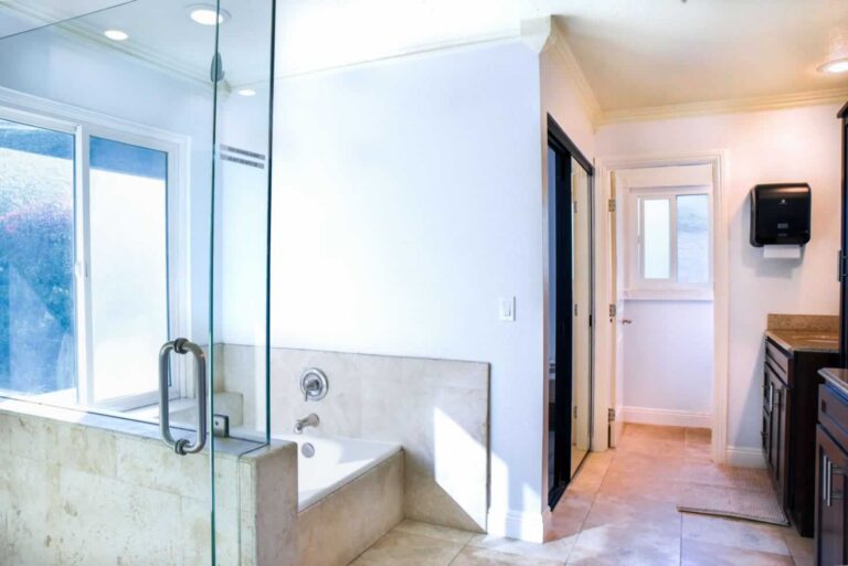 AMFM-mental-health-treatment-campeon-house -bathroom (2)