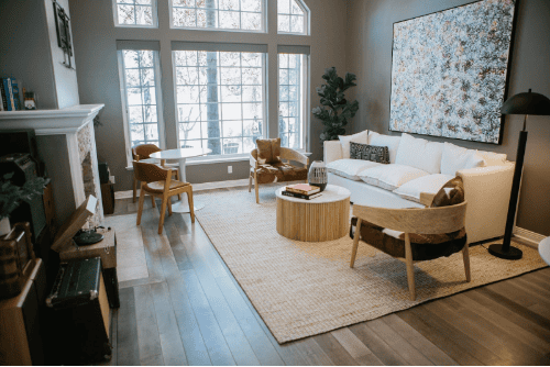 A welcoming AMFM facility common area with comfortable furniture, and a peaceful atmosphere designed for healing and recovery.