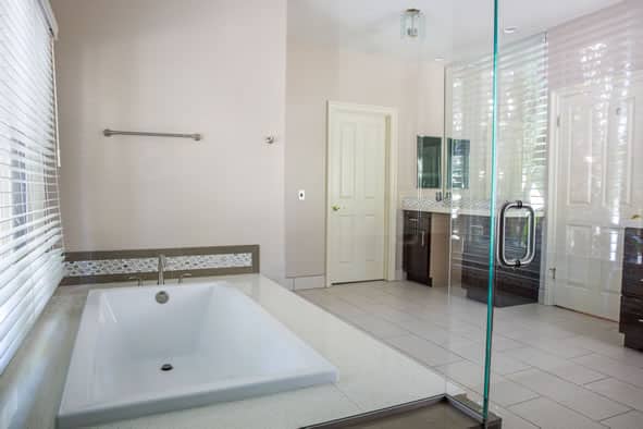 amfm-mental-health-treatment-michelles-house-bathroom