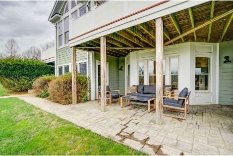 AMFM's residential mental health treatment facility with comfortable outdoor areas for anxiety therapy and recovery.