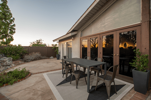 AMFM Treatment facility with outdoor seating where clients with AvPD mingle with others and improve their social skills.