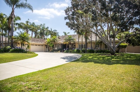 AMFM mental health treatment facility featuring a calm, home-like residential environment designed to support adults receiving specialized psychiatric care for psychosis and hallucinations.