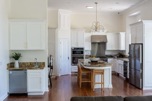 A Mission For Michael residential mental health facility featuring a calm, home-like common area where individuals with BPD receive personalized treatment and professional support.