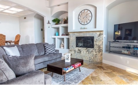AMFM home-like residential mental health treatment facility with a comfortable living room where adults receive specialized ADHD and dual diagnosis care.