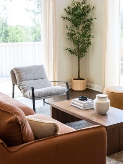 AMFM’s Live Oak house therapy room with brown and ash comfy chairs, warmly lit by the sun through the large doors and windows.