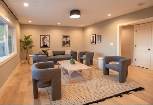 AMFM residential mental health treatment facility with a warm, home-like living room where clients receive specialized BPD and dual diagnosis care.