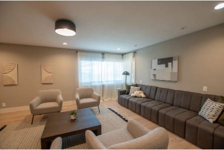 AMFM residential mental health treatment facility with a warm, home-like living room where adults receive trauma-focused therapy and PTSD care.